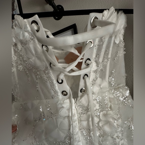 Chic Strapless White Floral Dress - Picture 14 of 16